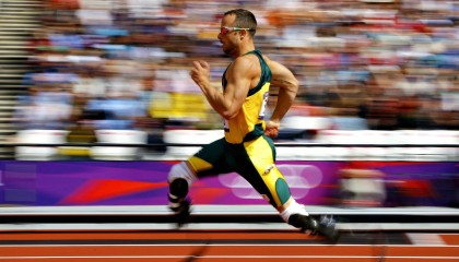 mk体育-Karsa五场连爆，雄鹿极限冲刺—当个人神勇遇上团队硬仗